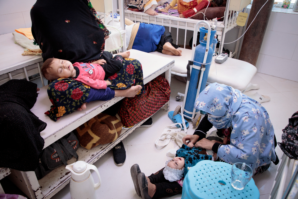 Matky se svými dětmi ve výživovém centru v nemocnici v Herátu, kde je lůžká kapacita na svém maximu_(c)Sandra Calligaro_Lékaři bez hranic